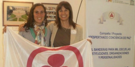 Pilar Suárez recibiendo el reconocimiento junto a Estela Tustanovsky