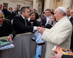 “Atardeciendo versos” fue entregado al Papa Francisco