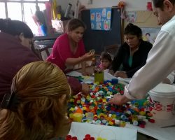 Taller de mural con tapitas en Bica Infancia