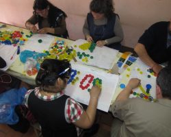 Taller de mural con tapitas para docentes