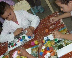 Taller de mosaiquismo con tapitas en la escuela “Giachino”