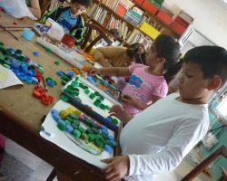 Madres y niños de Bica Infancia en el taller de mural